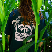 Lade das Bild in den Galerie-Viewer, T-Shirt 'Under The Palms'