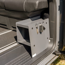 Lade das Bild in den Galerie-Viewer, Schuhaufbewahrung shoeBOXX Schiebetür Fahrerseite für Volkswagen T5/T6/T6.1

